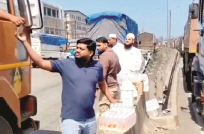 وسئی :ہائی وے پرٹریفک جام میں پھنس جانے والوں کی مدد کیلئے مسلمان آگے آئے