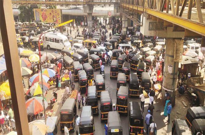 کلیان ریلوے اسٹیشن کے باہر غیر ذمہ داررکشا ڈرائیوروں کی وجہ سے ٹریفک جام کا مسئلہ