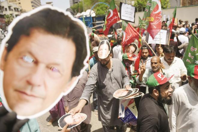 کیا عمران خان اپنی حمایت میں اٹھنے والی عوامی لہر کو تحریک میں بدل سکیں گے؟