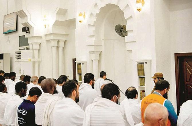 فتاوے: ایک وقت میں دو نمازیں، شوال کے چھ اور ایام بیض کے روزے، قرأت میں غلطی
