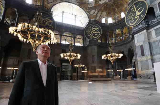 رجب طیب اردگان کا اچانک آیا صوفیہ کا دورہ، نماز جمعہ کی تیاریوں کا جائزہ لیا