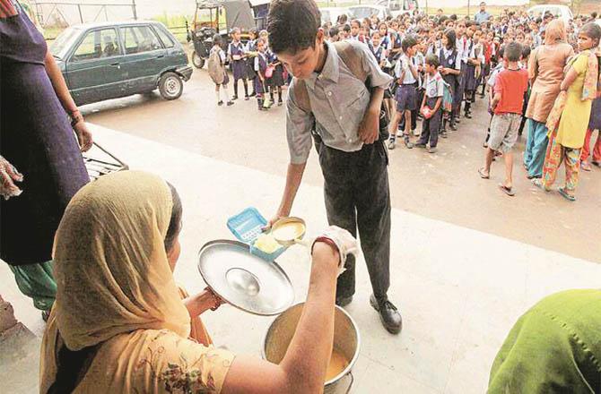  ہزاروںاسکولوں میں مڈڈےمیل کیلئےگیس کنکشن نہیں ، چولہا  جلانے پر مجبور