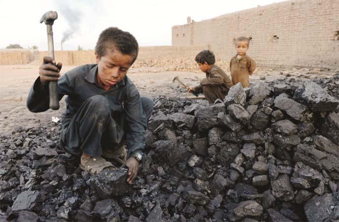 دنیا بھر میں  ۱۶؍ کروڑ بچے مزدوری کرنے پر مجبور