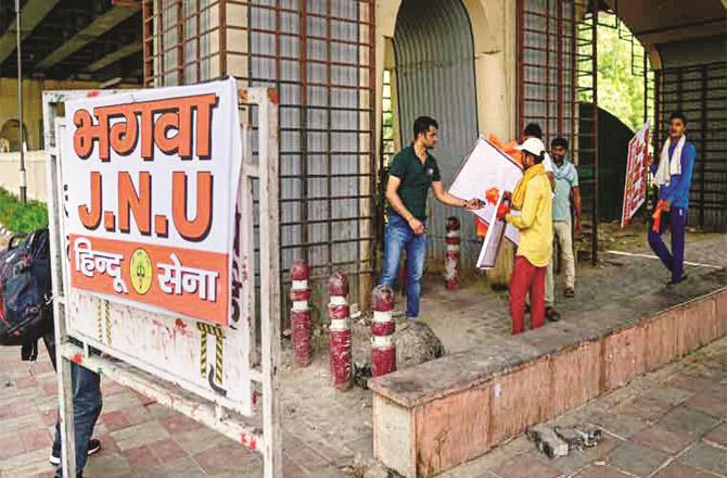 ہندو سینا نے دہلی میں ’بھگوا جے این یو‘ کے پوسٹرلگائے، جگہ جگہ بھگوا پرچم بھی لہرایا