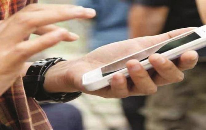 ملک میں جلد ہی سستے چینی موبائل فون پر پابندی