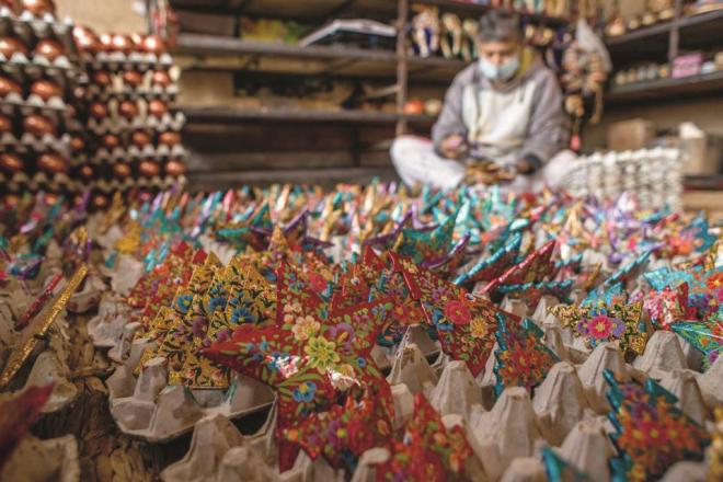 کشمیر:پیپر ماشی کاریگرکرسمس کے آرڈرز تیار کرنے میں مصروف ملک و بیرون ملک تک مصنوعات فروخت ہوتی ہیں