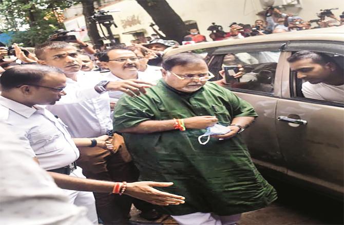 ای ڈی نے مغربی بنگال کے وزیر   پارتھا چٹرجی کی ۱۴؍ دن کی ریمانڈ طلب کی