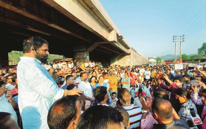 مہاڈمیں سیلاب متاثرین حکومت اور انتظامیہ سےناراض، ممبئی گوا شاہراہ پر’راستہ روکو‘مظاہرہ