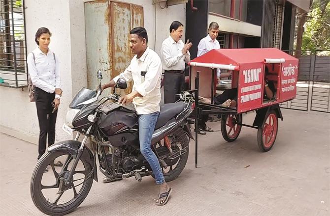  امبر ناتھ: شہر کے ڈاکٹر نے غریبوں کیلئے موبائل ایمبولنس تیار کی