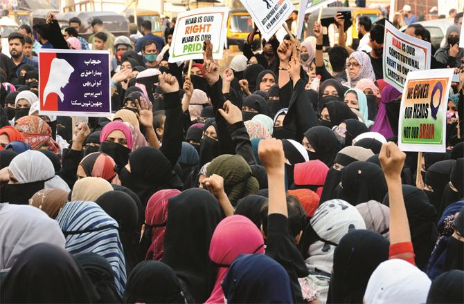 حجاب تنازع: طالبات کی پسند پر چھوڑ دیاجائے