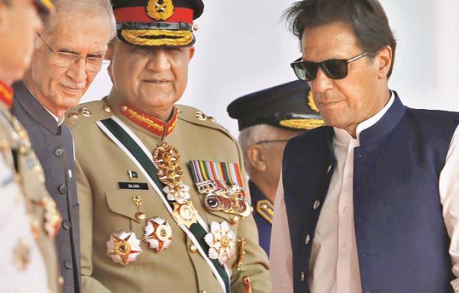 پاکستان اب فوج کے چنگل سے نکلنے کی کوشش کررہا ہے