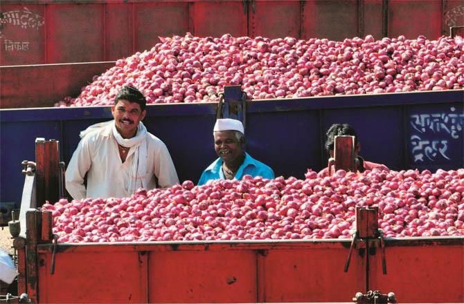  ٹماٹر کے بعد پیاز سرکار کیلئے دردِ سر، کسان سراپا احتجاج 