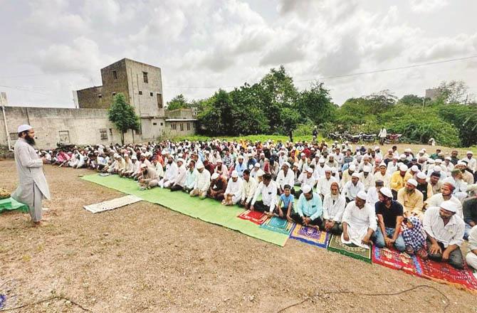 دھولیہ : نظام پور قصبے کی عید گاہ میں نمازِ استسقا ء ۔ بارانِ رحمت کیلئے گڑگڑا کر دعا کی گئی