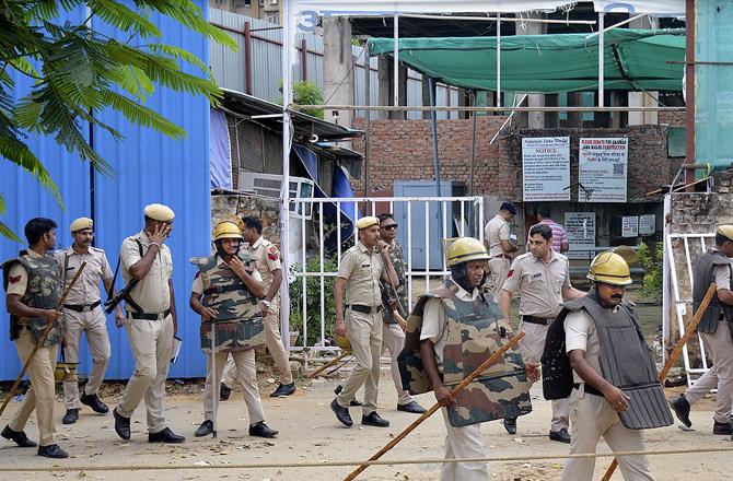 ہریانہ تشدد: ۵؍ ہلاک، ۳۰؍ زخمی، گروگرام میں دکانوں اور گاڑیوں کو جلا دیا گیا