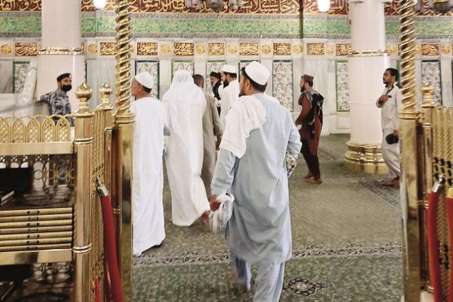 ’’آپؐ نے مسلمانوں کو ہم تینوں کے ساتھ بات چیت کرنے سے منع فرمادیا ‘‘