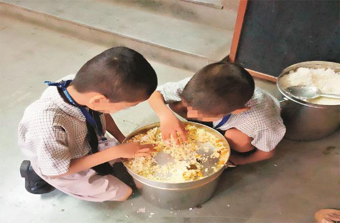 مڈ ڈے میٖل میں طلبہ پانی جیسی دال کھانے پر مجبور