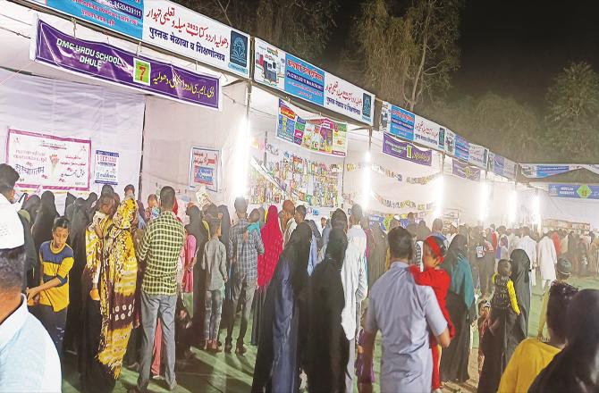 دھولیہ: اردو کتاب میلہ میں آخری دن کتابوں کے شیدائیوں کا اژدہام