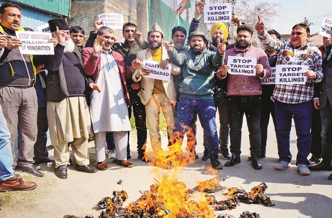 کشمیری پنڈت  کے قتل  کے بعد جموں کشمیر میں شدید احتجاج