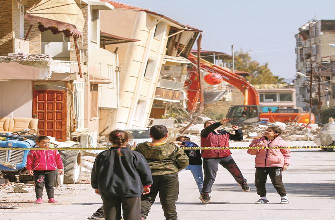 زلزلے میں بچ جانے والے لاکھوں افراد اب تک  بے سہارا
