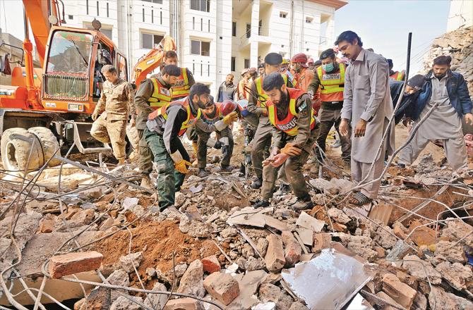 پشاور مسجد خود کُش دھماکہ:تلاشی مہم مکمل،ملبہ سے ۹۵؍ لاشیں برآمد