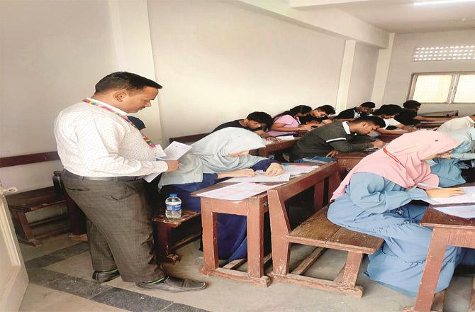  بورڈ کی سخت نگرانی میں ایچ ایس سی امتحانات کا آغاز