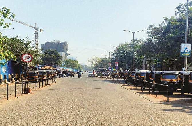 کھانڈیشور اسٹیشن کے باہرنصف  راستے پر رکشا والوں کا قبضہ، شہریوں کو پریشانی کا سامنا