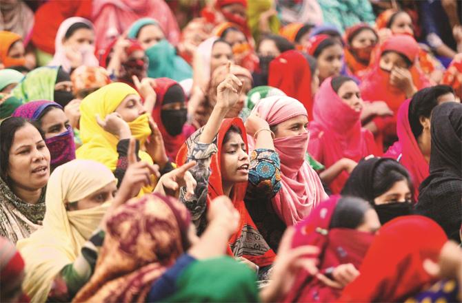 معاشرے کو کامیاب بنانے میں خواتین کی کارکردگی کیسی ہونی چاہئے؟