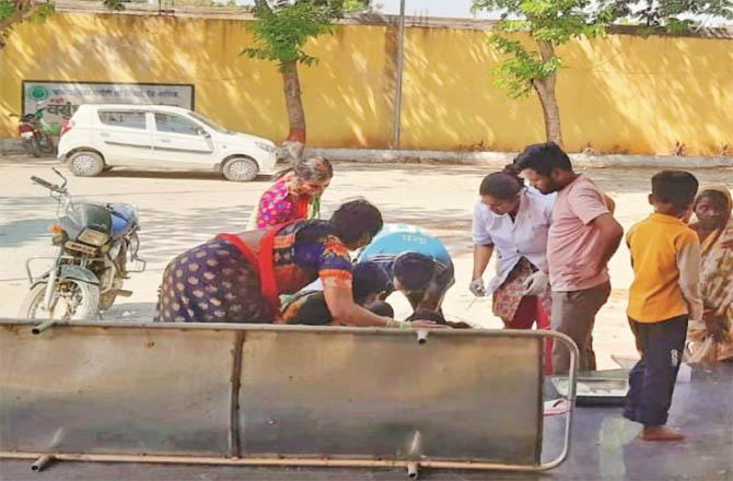 اسپتال کی بدنظمی کے سبب خاتون نے اسپتال کے گیٹ پر ہی بچہ کو جنم دیا 
