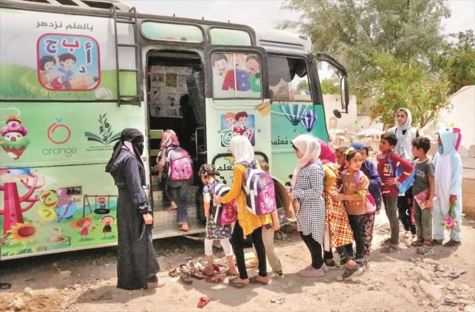 جاذب نظر بسوں میں زلزلہ زدہ علاقوں کے بچوں کی تعلیم کا انتظام