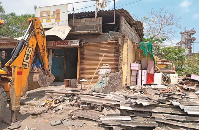 ٹرامبے اور ماہول میں غیر قانونی قبضہ جات کیخلاف ریلوے کی کارروائی