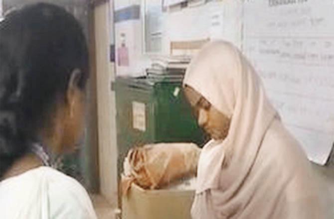  خاتون ڈاکٹر کے حجاب پہننے پر بی جے پی لیڈر کا اسپتال میں ہنگامہ 