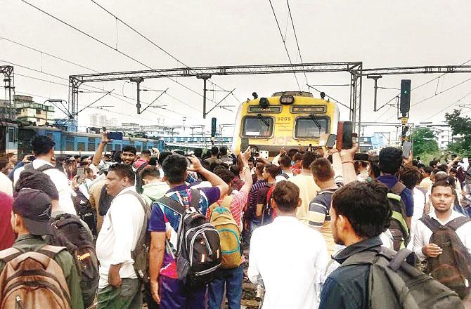 ناراض مسافروں کا دیوا اسٹیشن پر ریل روکو آندولن ، ٹرین خدمات متاثر