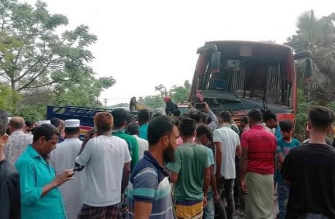 بنگلہ دیش: بس اور ٹرک کے تصادم میں ۱۴؍ افراد ہلاک