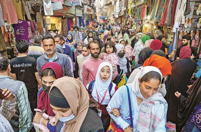 کشمیر میں عید الفطرکے پیش نظر بازاروں میں گہماگہمی