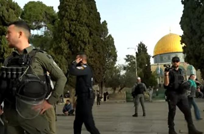 مسجد اقصیٰ کے احاطے میں اسرائیلی فوج کی حفاظت میں غیر قانونی یہودیوں کا دھاوا