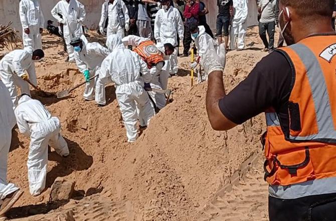 غزہ: خان یونس کے ناصر اسپتال کی ۲؍ اجتماعی قبروں سے درجنوں لاشیں برآمد