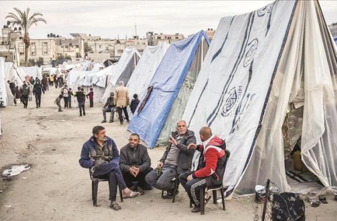 اسرائیل کی فلسطینیوں کو خیموں میں منتقل کرنے کی سازش