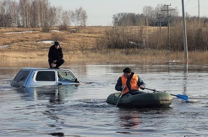 روس: سیلاب آنے اور ڈیم ڈھے جانے کے بعد تباہی، چار ہزار افراد کو بچایا گیا