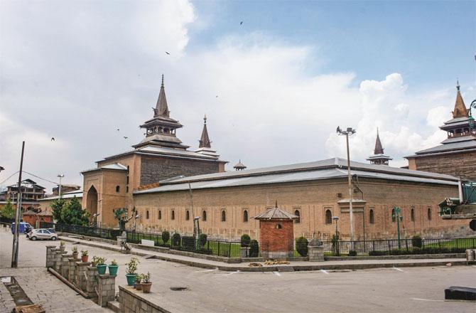 سری نگر: تاریخی جامع مسجد میں جمعۃ الوداع کی نماز نہیں ہوسکی 