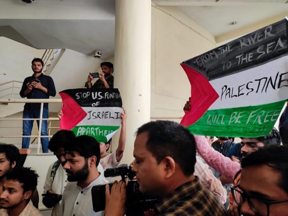 جواہر لال یونیورسٹی کے طلبہ کا فلسطین حامی احتجاج، ایرک گارسٹی کی تقریب منسوخ