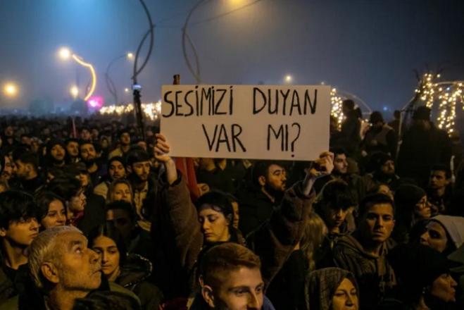 ترکی: زلزلہ کا ایک سال مکمل، متاثرین کی یاد میں ہزاروں افراد کا سوگ