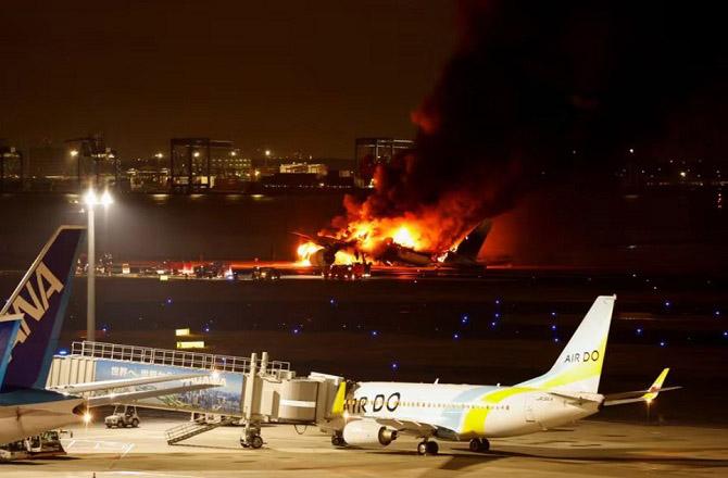 جاپان: ہانیڈا ایئر پورٹ رن وے پر طیارے میں آگ لگ گئی، عملہ کے ۵؍ افراد جاں بحق
