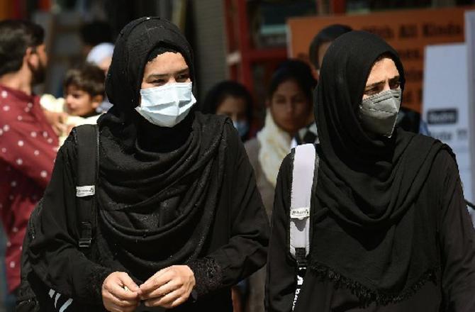گجرات: بورڈ امتحان کے دوران طالبات کے حجاب اتروانے کا معاملہ، نگراں معطل