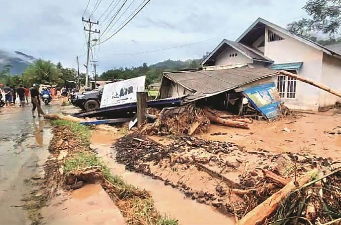 انڈونیشیا : سماترامیں سیلاب اور چٹان کھسکنے سے تباہی، ۱۹؍ افراد ہلاک ،متعدد زخمی