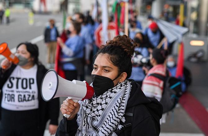 امریکہ: سان فرانسسکو انٹرنیشنل ایئرپورٹ پر فلسطین حامی مظاہرہ
