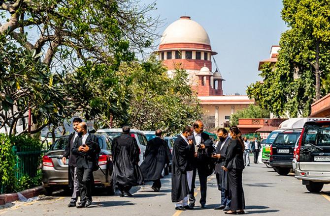 عدلیہ کی سالمیت کو خطرہ قرار دیتے ہوئے ۶۰۰؍ وکلا کا چیف جسٹس آف انڈیا کو مکتوب