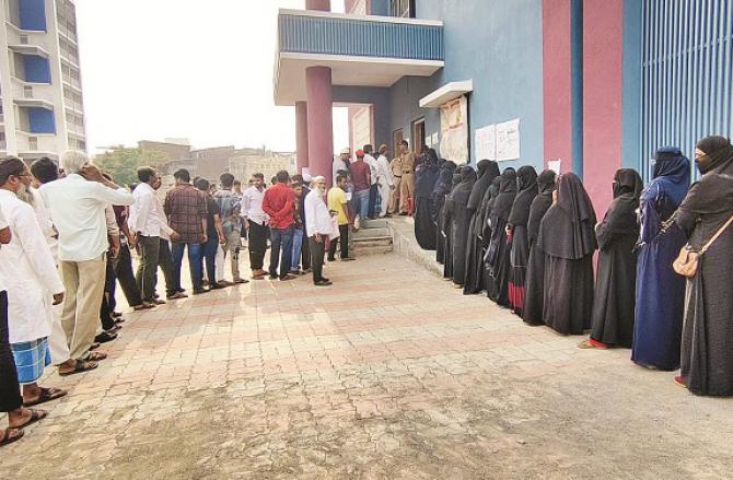 بھیونڈی: ووٹروں نے بیداری کا ثبوت دیا، صبح سے ہی پولنگ بوتھوں پر طویل قطاریں نظر آئیں