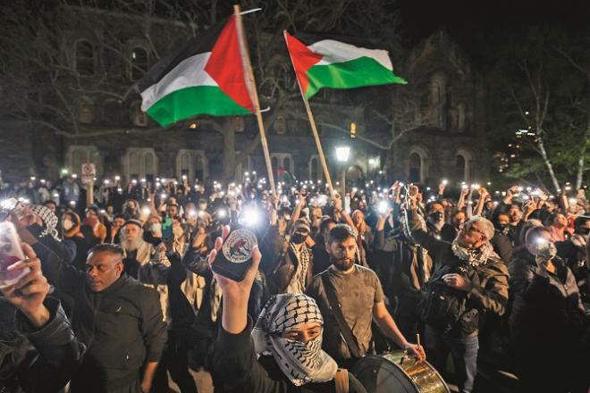 کنیڈا کی یونیورسٹیوں میں بھی فلسطین کی حمایت طلبہ کازبردست ا حتجاج