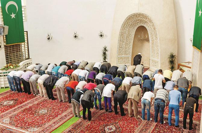 ایک زمانہ ایسا آئے گا کہ لوگوں کو نماز پڑھانے کے لئے امام نہیں ملےگا
