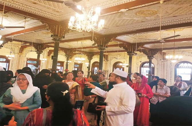 ’مسجد پریچے‘ کےتحت غیر مسلم خواتین نے جامع مسجد کا دورہ کیا 